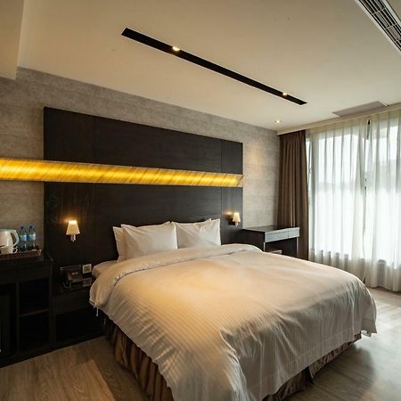 Fengjia Hotel Bell Тайчжун Экстерьер фото