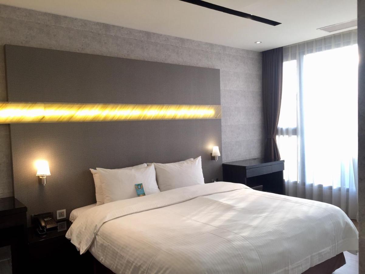 Fengjia Hotel Bell Тайчжун Экстерьер фото