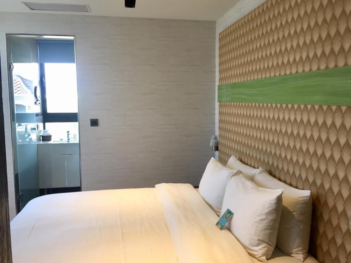 Fengjia Hotel Bell Тайчжун Экстерьер фото