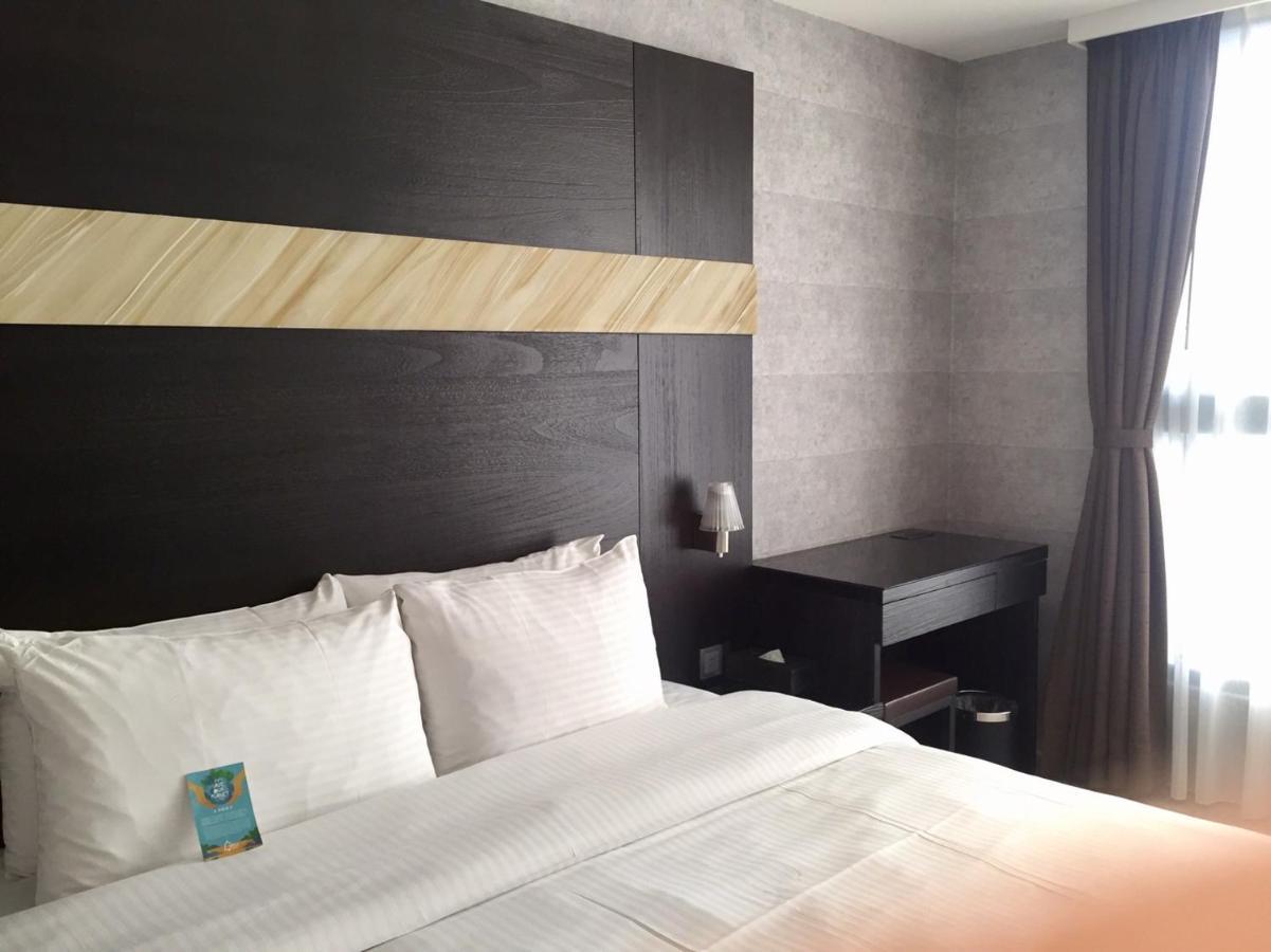 Fengjia Hotel Bell Тайчжун Экстерьер фото