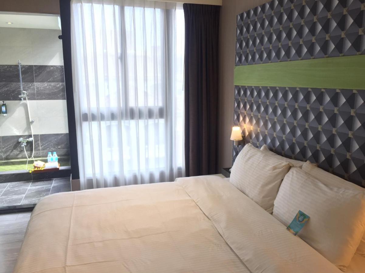 Fengjia Hotel Bell Тайчжун Экстерьер фото