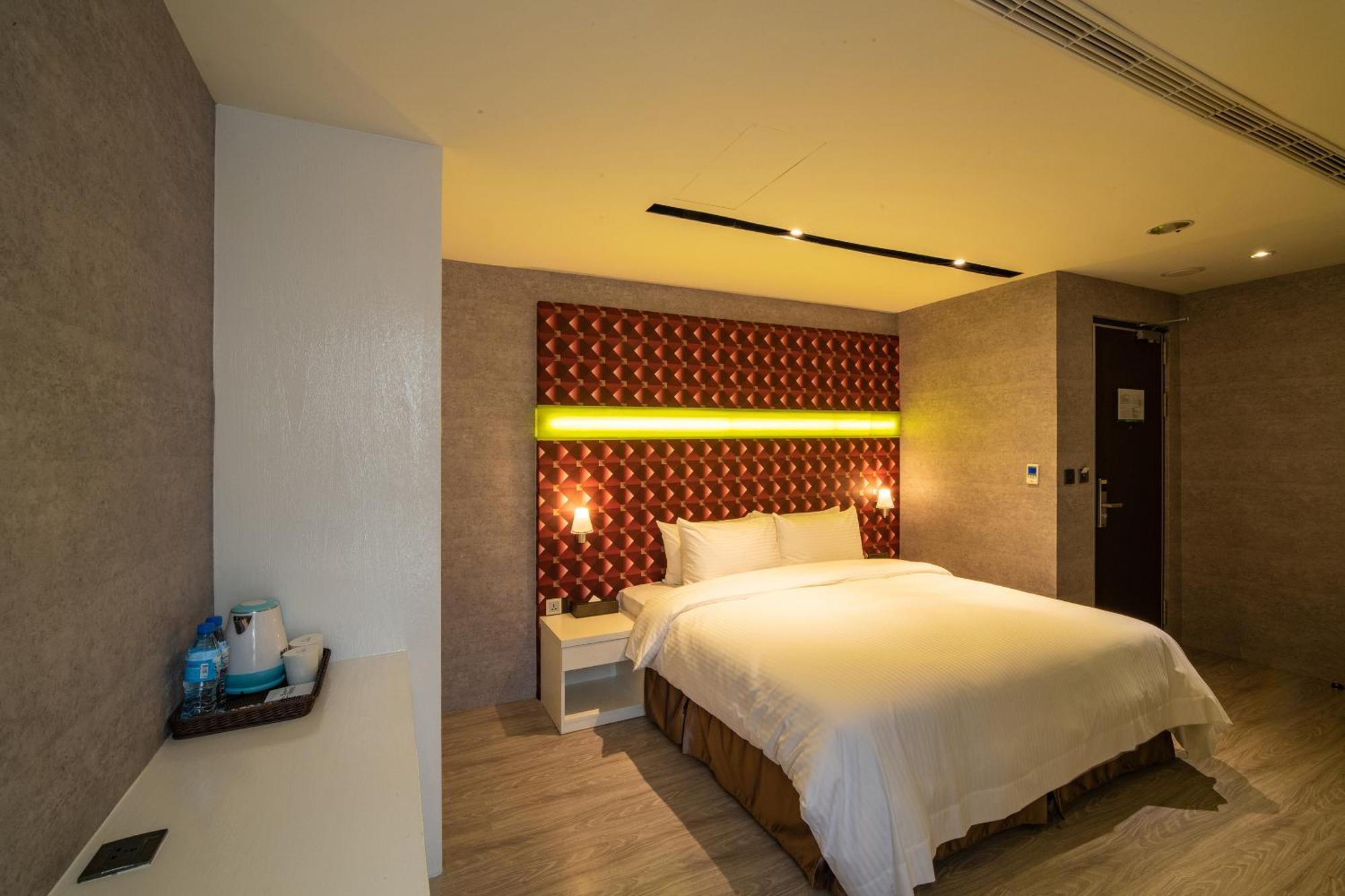 Fengjia Hotel Bell Тайчжун Экстерьер фото