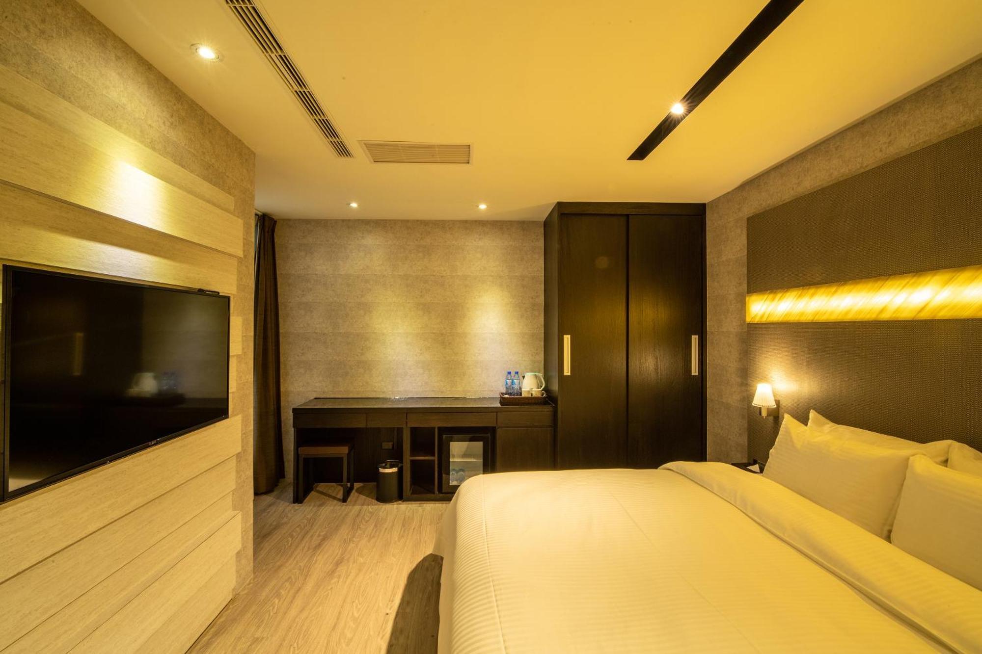 Fengjia Hotel Bell Тайчжун Экстерьер фото