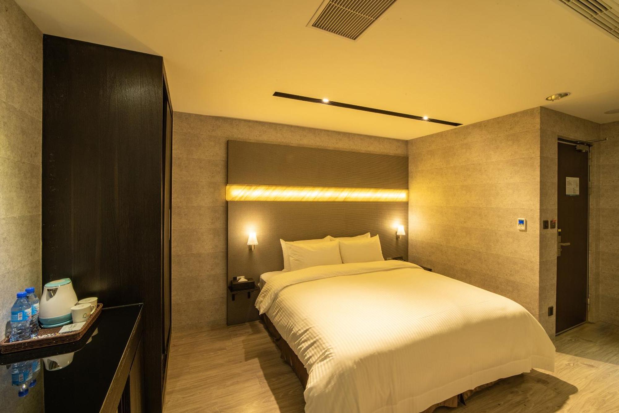 Fengjia Hotel Bell Тайчжун Экстерьер фото