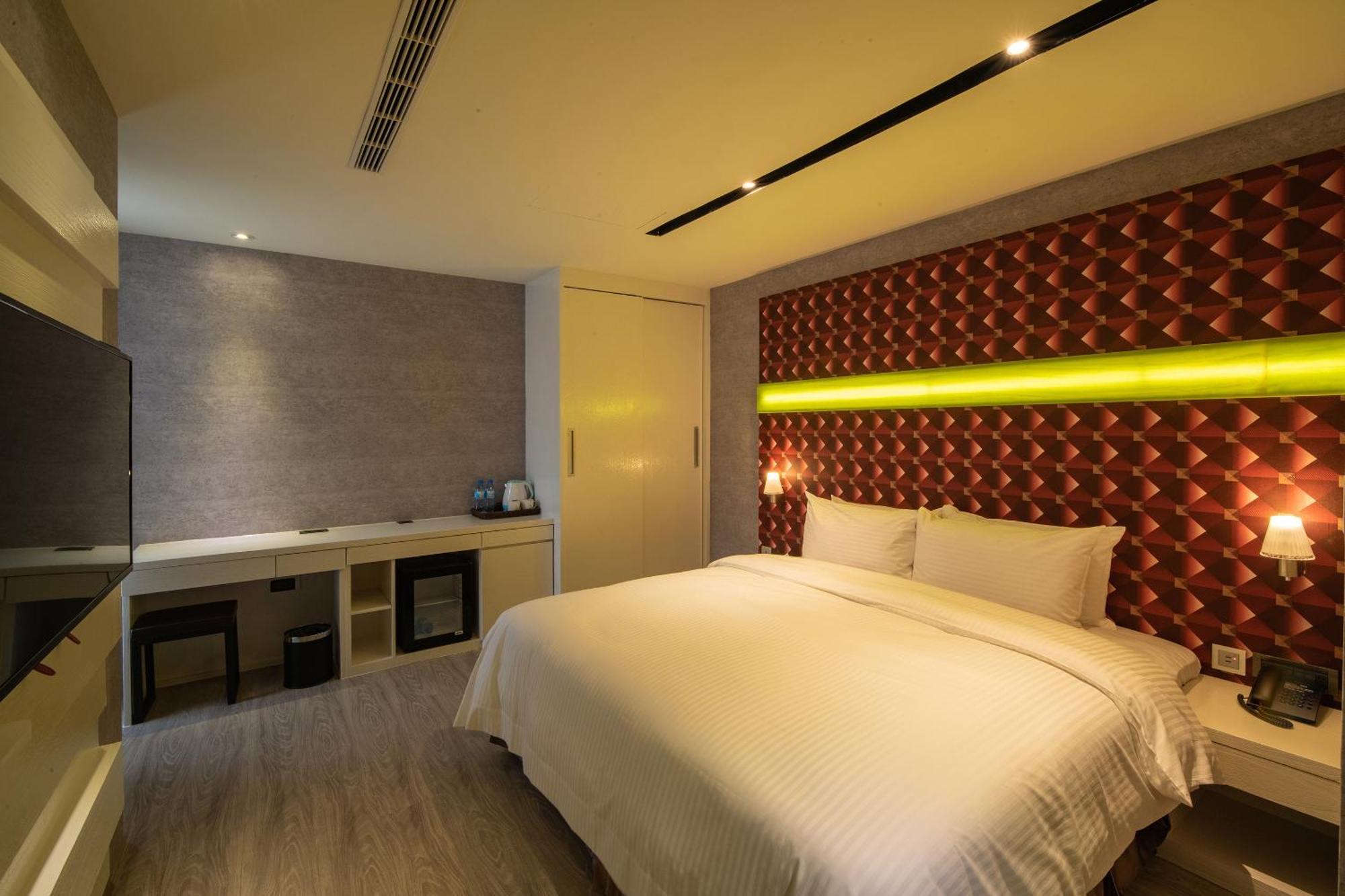 Fengjia Hotel Bell Тайчжун Экстерьер фото